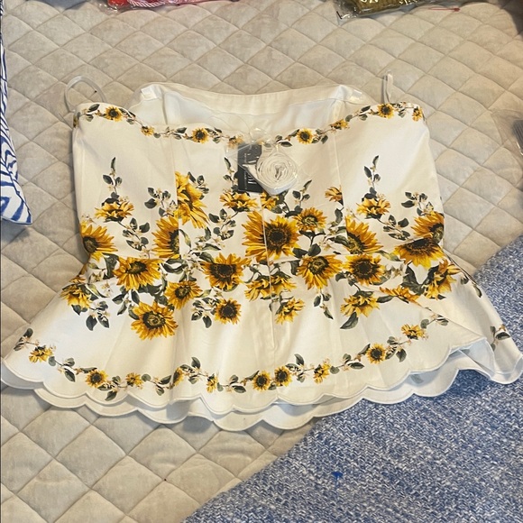 White House Black Market Floral Elegance Sunflower Blouse - Picture 4 of 7